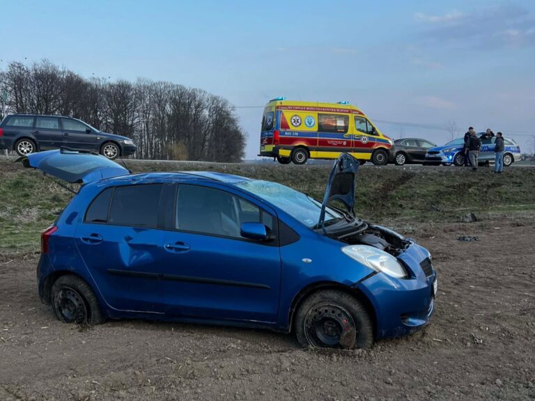 Samochód po dachowaniu i działania służb ratunkowych w Zarzeczu