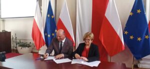 Podpisanie umowy na program dożywiania w gminie Przeworsk przez wójta i wojewodę