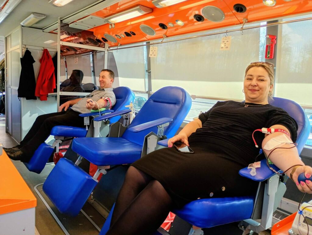 Mieszkańcy Majdanu Sieniawskiego podczas akcji charytatywnych zbiórki karmy kiermaszu palm i krwiodawstwa