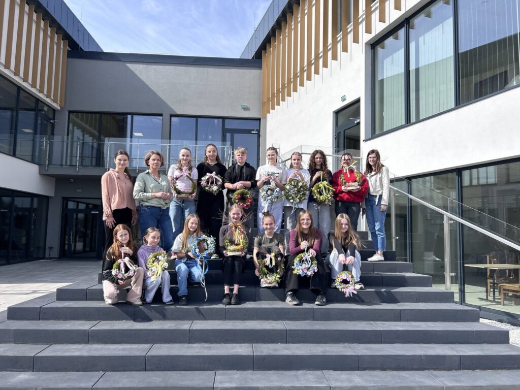 Uczestnicy warsztatów wielkanocnych w Adamówce tworzą świąteczne stroiki