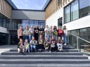 Uczestnicy warsztatów wielkanocnych w Adamówce tworzą świąteczne stroiki