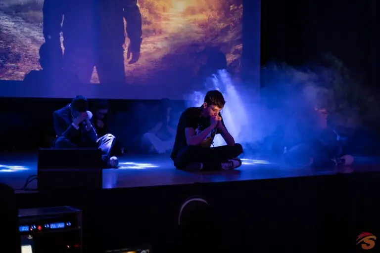 Przedstawienie wielkopostne w sali widowiskowej Sokoła w Sieniawie z udziałem młodzieży i duchownych