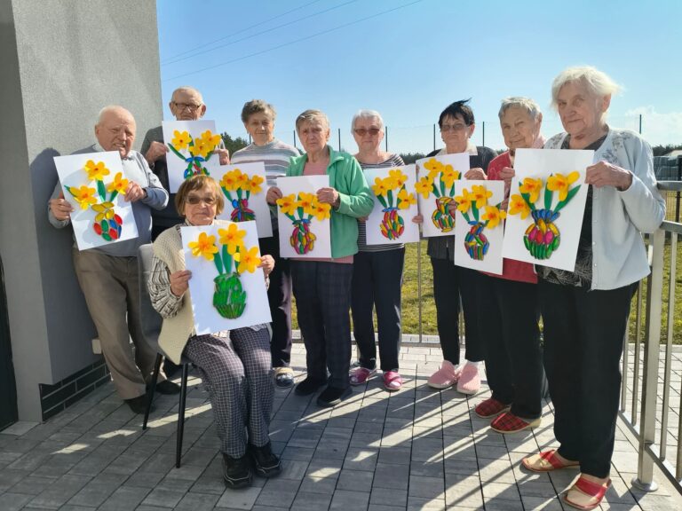 Seniorzy tworzą wielkanocne dekoracje podczas warsztatów w Tryńczy