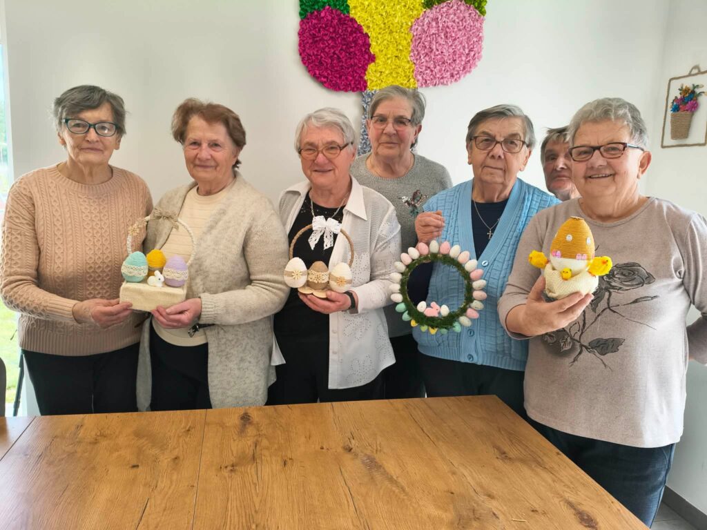 Wielkanocne Warsztaty W Trynieckim Com. Seniorzy Tworzyli Ozdoby I Tradycyjne Pisanki