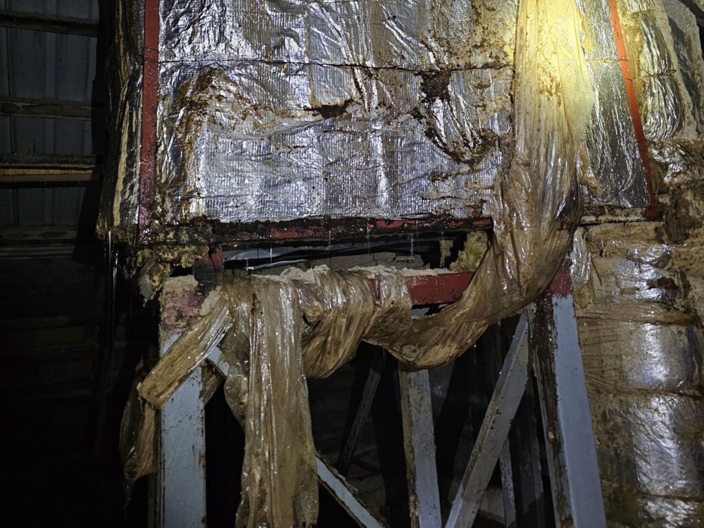 Strażacy podczas akcji gaśniczej pożaru magazynu w miejscowości Cieplice