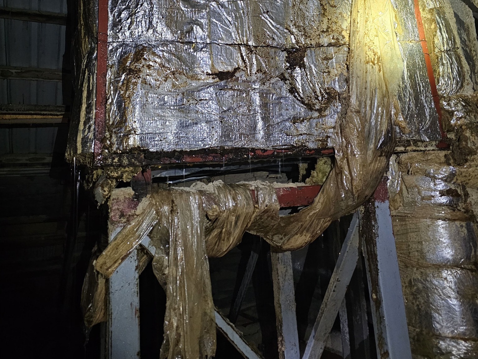 Strażacy Podczas Akcji Gaśniczej Pożaru Magazynu W Miejscowości Cieplice