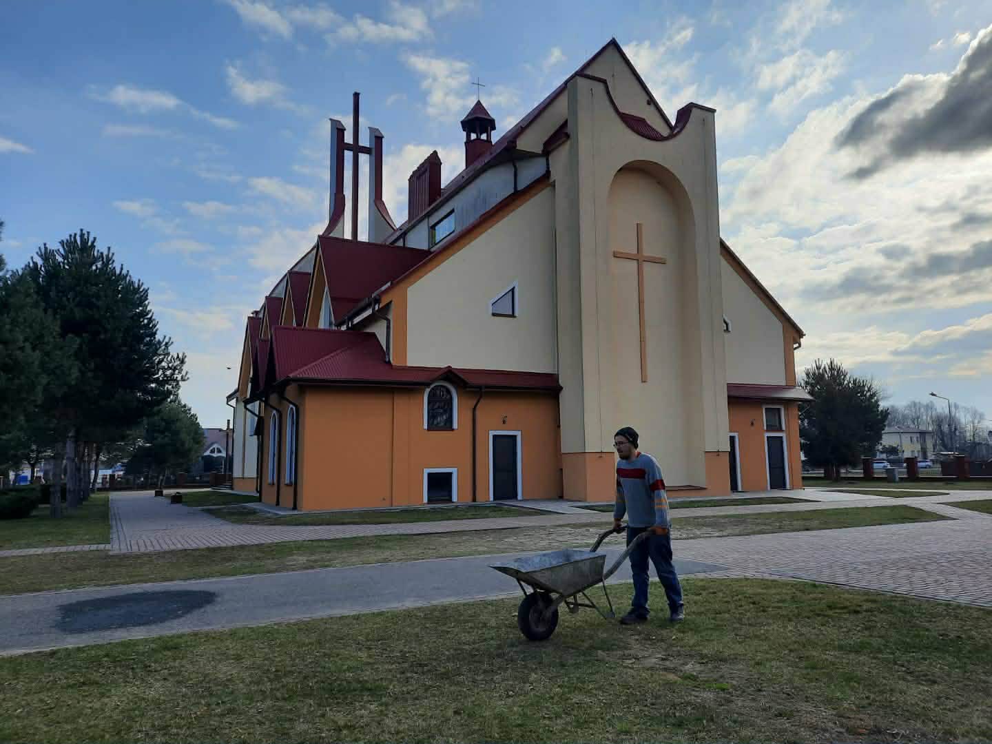 Uczestnicy Cis Podczas Sadzenia Bratk&oacute;w I Prac Porządkowych Na Terenie Gminy Tryńcza