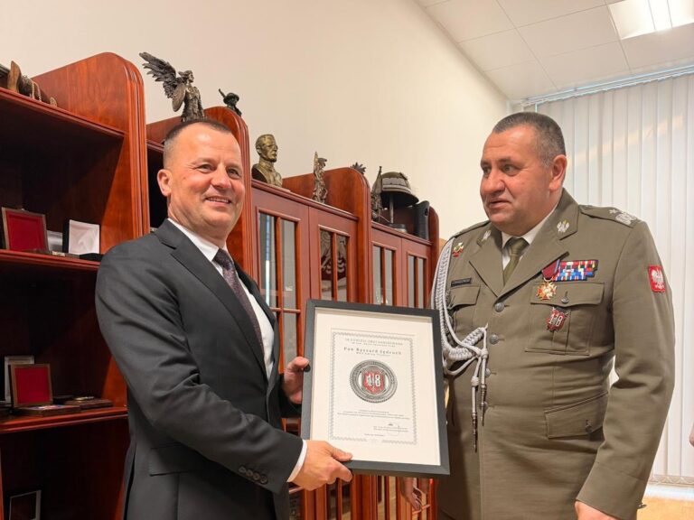 Wręczenie wyróżnienia wójtowi gminy Tryńcza podczas uroczystości 18 Dywizji Zmechanizowanej