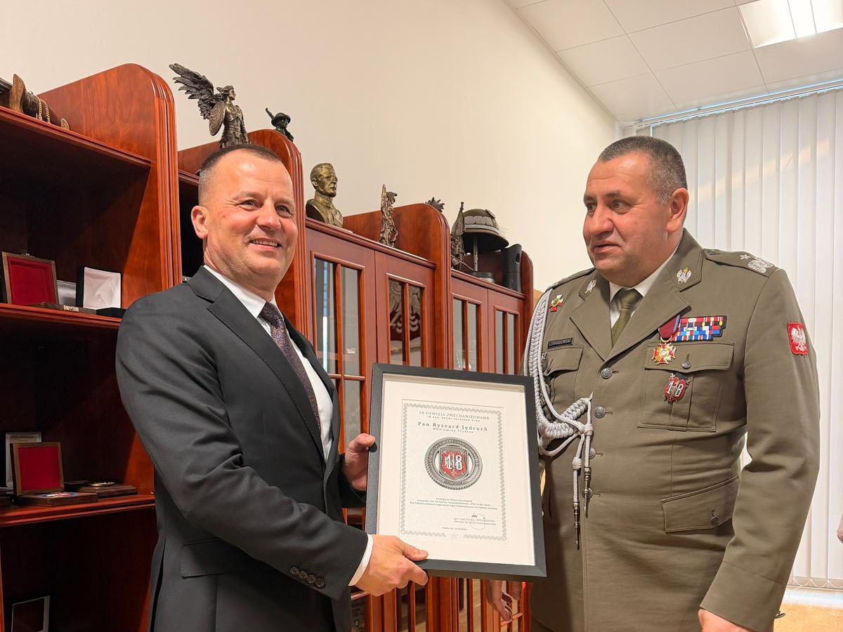 Wręczenie Wyr&oacute;żnienia W&oacute;jtowi Gminy Tryńcza Podczas Uroczystości 18 Dywizji Zmechanizowanej