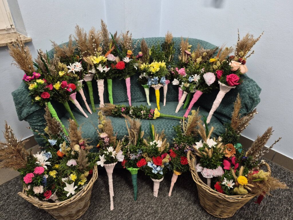 Mieszkańcy Majdanu Sieniawskiego Podczas Akcji Charytatywnych Kiermaszu Palm