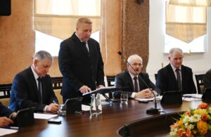 Radni podczas sesji Rady Gminy Tryńcza w trakcie obrad