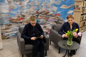 Uczniowie podczas recytacji wierszy w Miejskiej Bibliotece Publicznej w Przeworsku z okazji Światowego Dnia Poezji