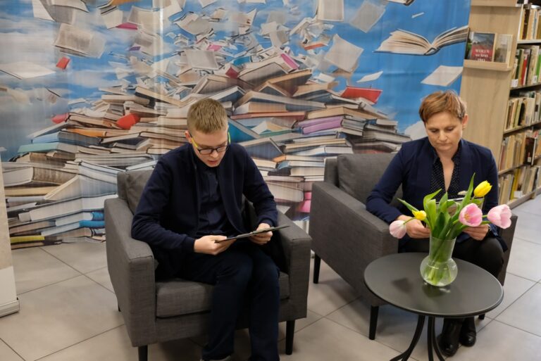Uczniowie podczas recytacji wierszy w Miejskiej Bibliotece Publicznej w Przeworsku z okazji Światowego Dnia Poezji