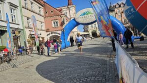 Zawodnicy Przeworskiej Grupy Biegowej podczas biegu na 5 km w Przemyślu na trasie Zimowej Karpackiej Piątki