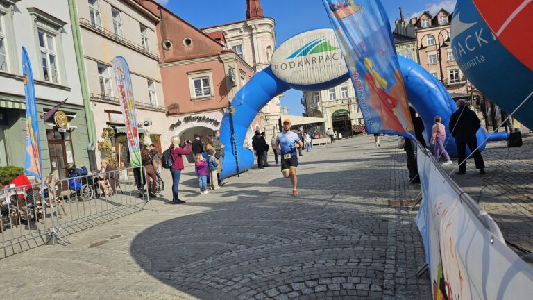Zawodnicy Przeworskiej Grupy Biegowej podczas biegu na 5 km w Przemyślu na trasie Zimowej Karpackiej Piątki