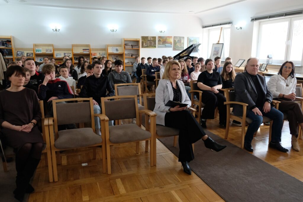 Laureaci powiatowego konkursu odebrali nagrody w bibliotece