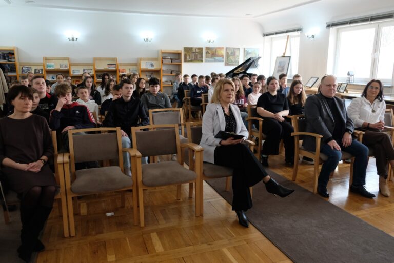 Laureaci powiatowego konkursu odebrali nagrody w bibliotece
