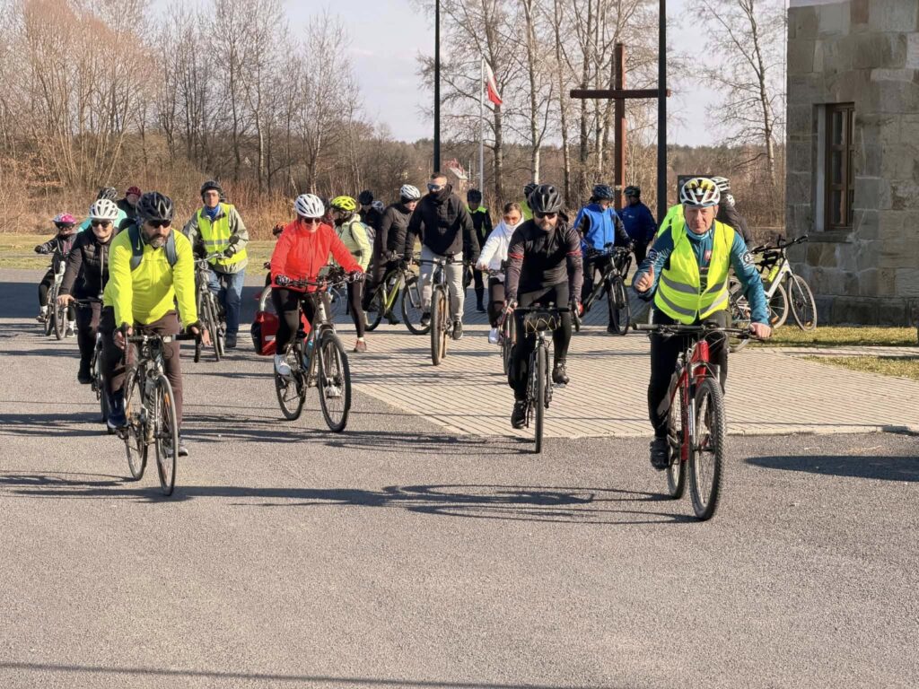 Uczestnicy rajdu rowerowego na trasie Łańcut Tryńcza Głogowiec podczas wspólnego przejazdu i zwiedzania atrakcji regionu