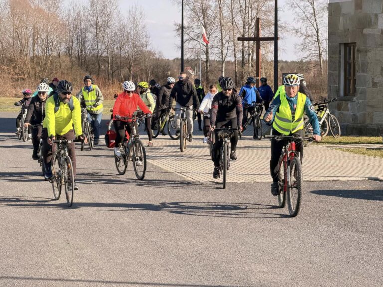 Uczestnicy rajdu rowerowego na trasie Łańcut Tryńcza Głogowiec podczas wspólnego przejazdu i zwiedzania atrakcji regionu