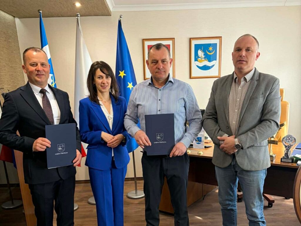 Podpisanie umowy na remont dróg gminnych w Tryńczy
