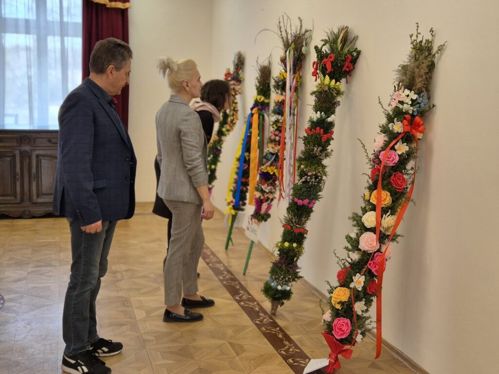 Palmy wielkanocne zgłoszone do konkursu w Jaworniku Polskim oceniane przez komisję