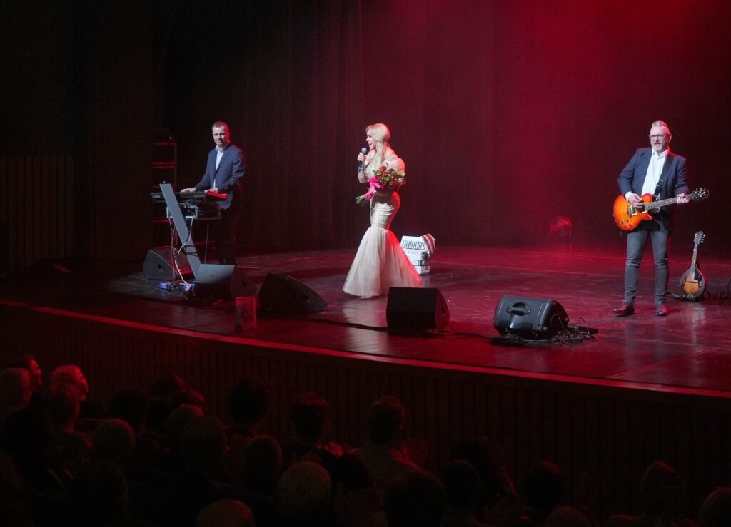 &Quot;Jesteście Cudowni!&Quot;. Teresa Werner Oczarowała Przeworską Publiczność 1 &Quot;Jesteście Cudowni!&Quot;. Teresa Werner Oczarowała Przeworską Publiczność