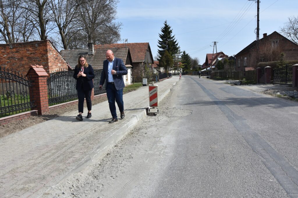 Prace drogowe przy przebudowie drogi powiatowej w Ujeznej