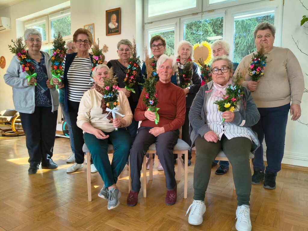 Seniorzy z Gniewczyny z palmami wielkanocnymi