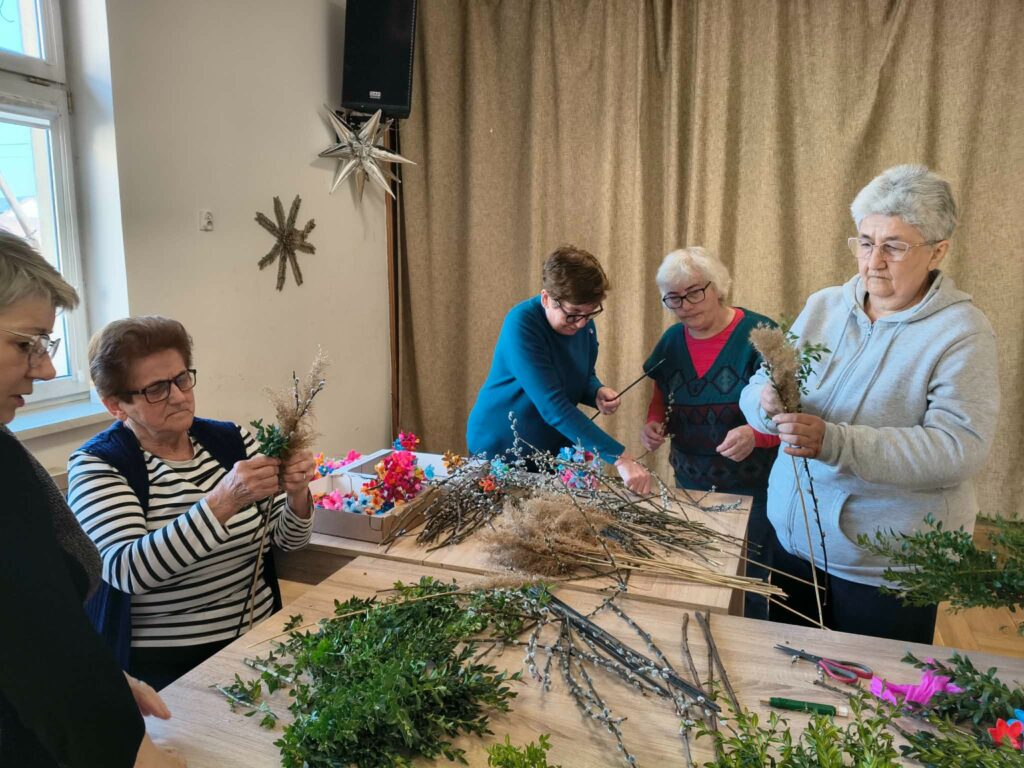 Wspomnienia, Palmy I Aktywność. Tak Seniorzy Z Gniewczyny Łańcuckiej Przygotowują Się Do Świąt 1 Seniorzy Z Gniewczyny Robiący Palmy Wielkanocne