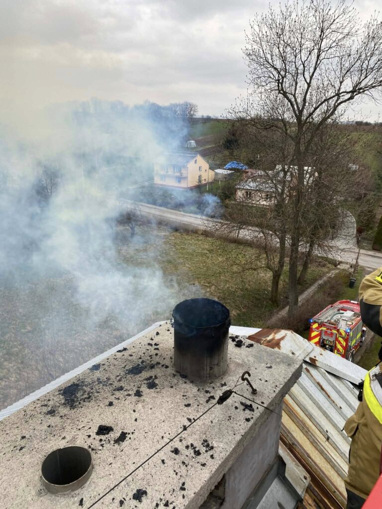 Ogień W Przewodzie Kominowym. Interwencja Strażaków Z Zarzecza W Siennowie 1 Ogień W Przewodzie Kominowym. Interwencja Strażaków Z Zarzecza W Siennowie