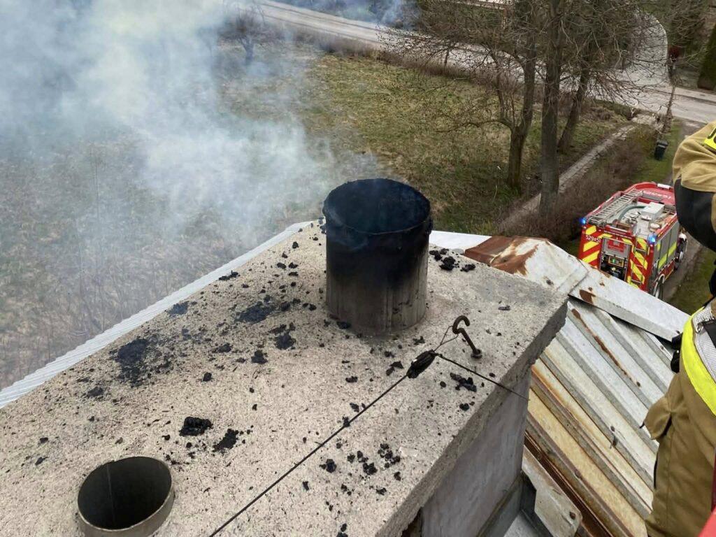 Ogień w przewodzie kominowym. Interwencja strażaków z Zarzecza w Siennowie