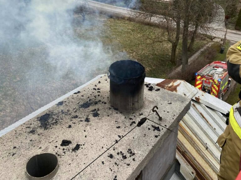 Ogień w przewodzie kominowym. Interwencja strażaków z Zarzecza w Siennowie