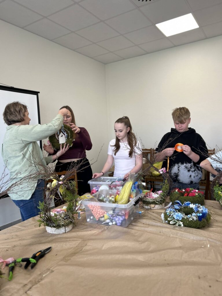 Wielkanocne Warsztaty W Adamówce. Stroiki Trafią Do Osób Starszych I Samotnych 1 Wielkanocne Warsztaty W Adamówce. Stroiki Trafią Do Osób Starszych I Samotnych