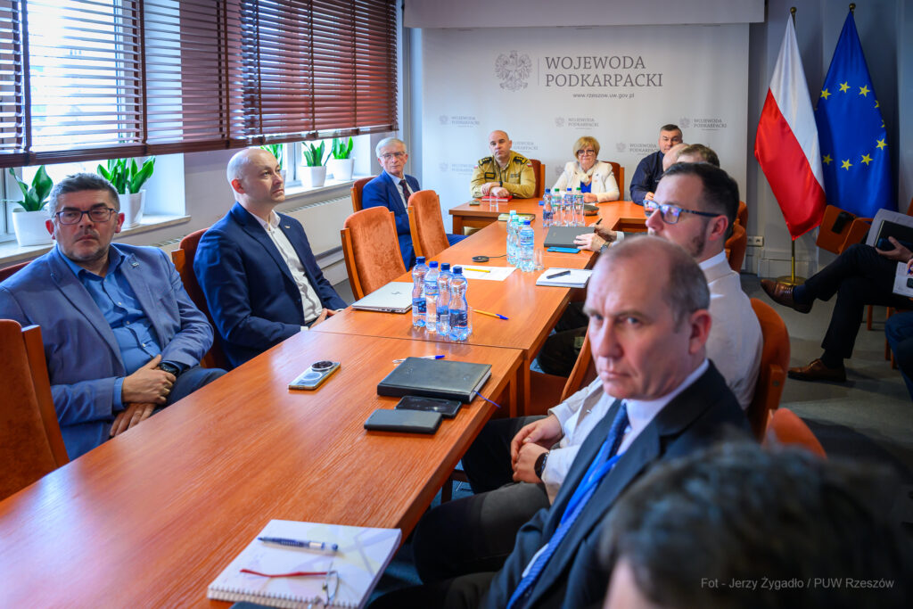 Wideokonferencja służb w Rzeszowie dotycząca sytuacji pogodowej i ostrzeżeń przed przymrozkami