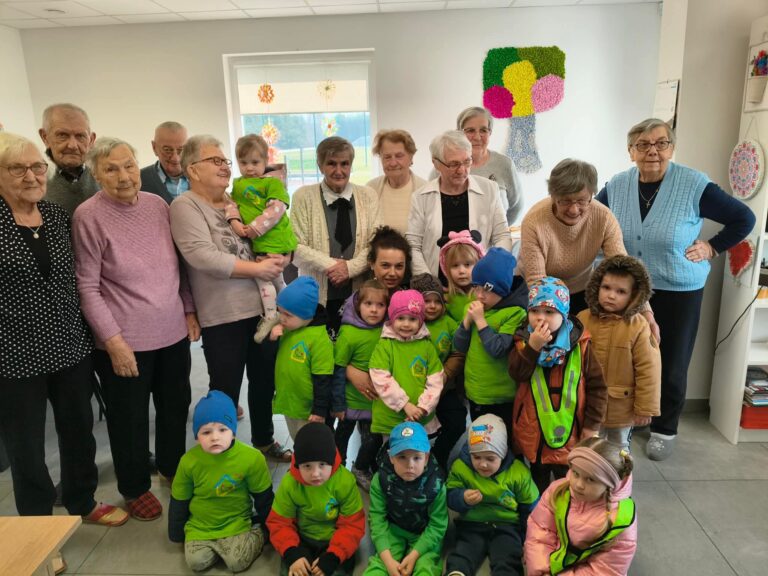 Seniorzy i dzieci z przedszkola Radosna Chatka podczas wspólnego świętowania pierwszego dnia wiosny w Centrum Opiekuńczo-Mieszkalnym w Tryńczy
