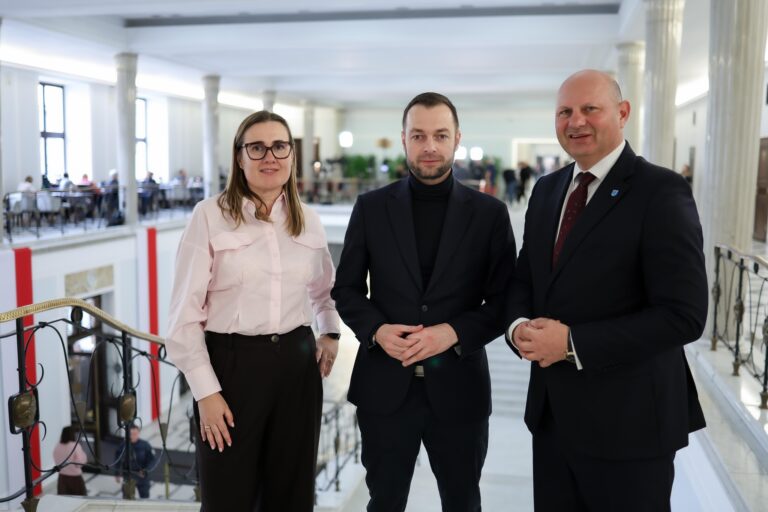 Wójt Gminy Przeworsk Daniel Krawiec wraz z Agnieszką Bukową-Jedynak i poseł na Sejm RP Bartosz Romowicz