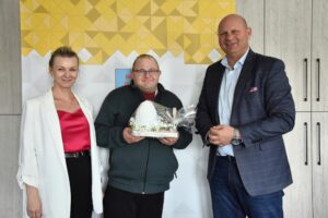 Wójt Gminy Przeworsk odbiera wielkanocny upominek od uczestnika WTZ