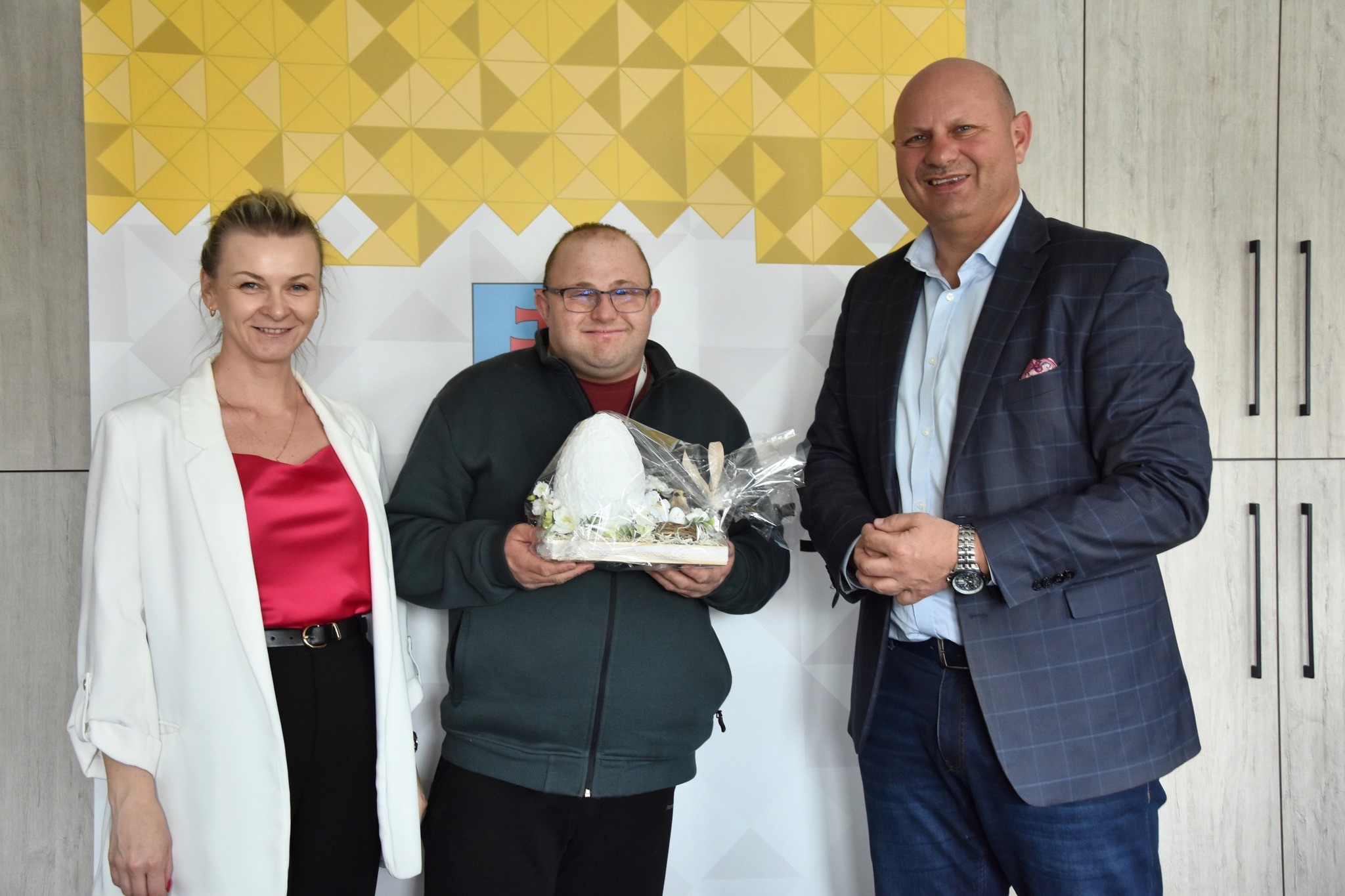 W&oacute;jt Gminy Przeworsk Odbiera Wielkanocny Upominek Od Uczestnika Wtz