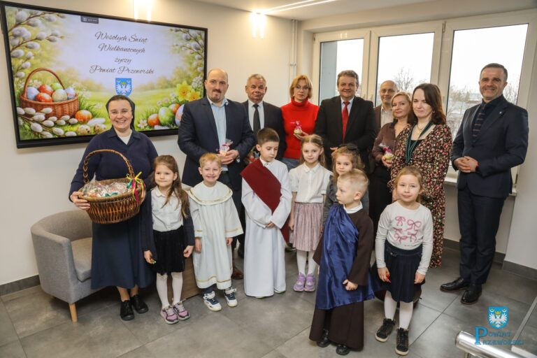 Dzieci z przedszkola z życzeniami u starosty przeworskiego