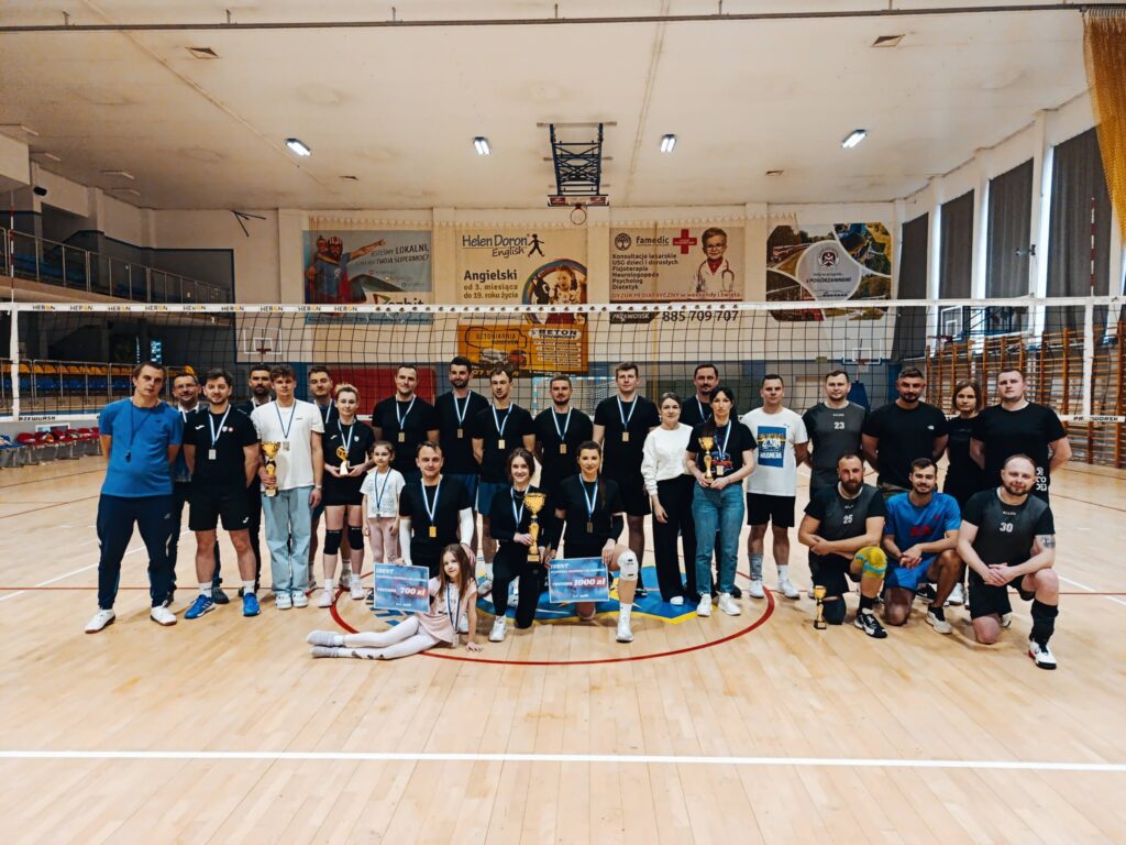 Zawodnicy amatorskiej ligi siatkówki w Przeworsku