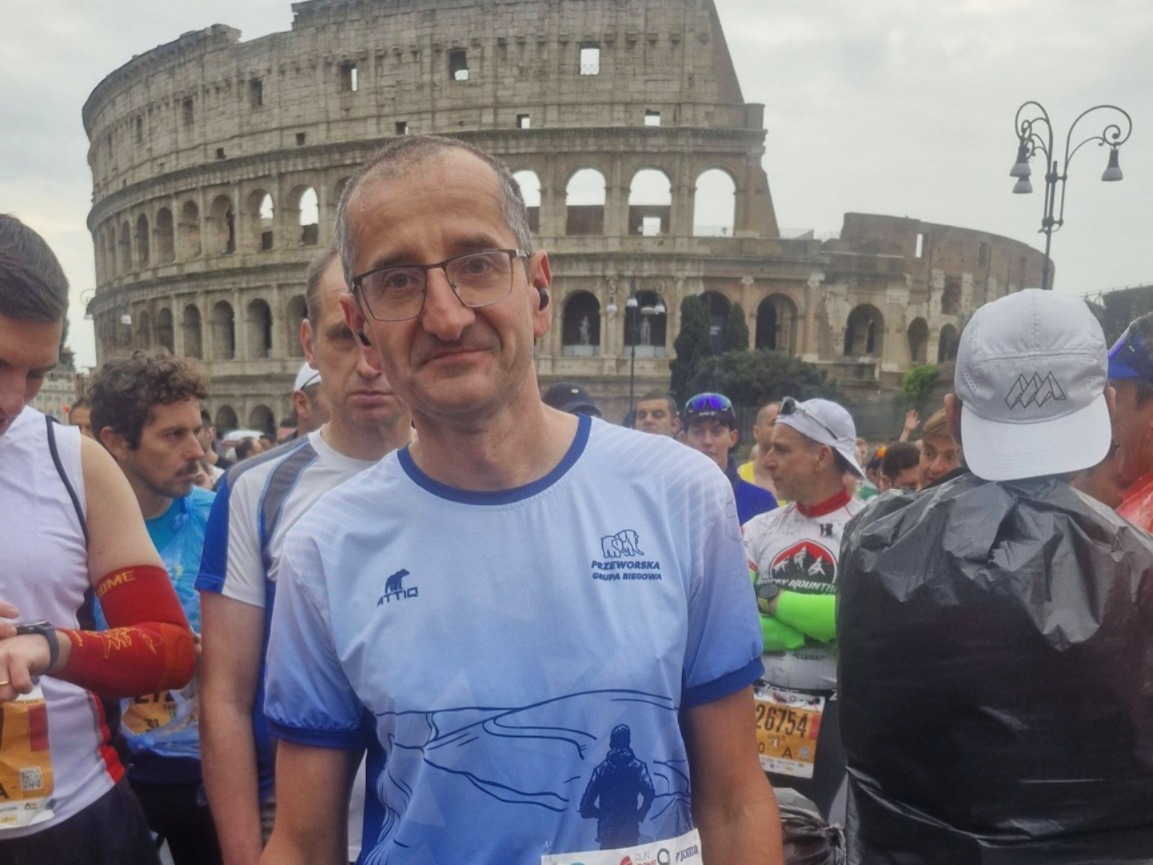 Biegacz Z Przeworska Podczas Maratonu W Rzymie Z Koszulką Przeworskiej Grupy Biegowej