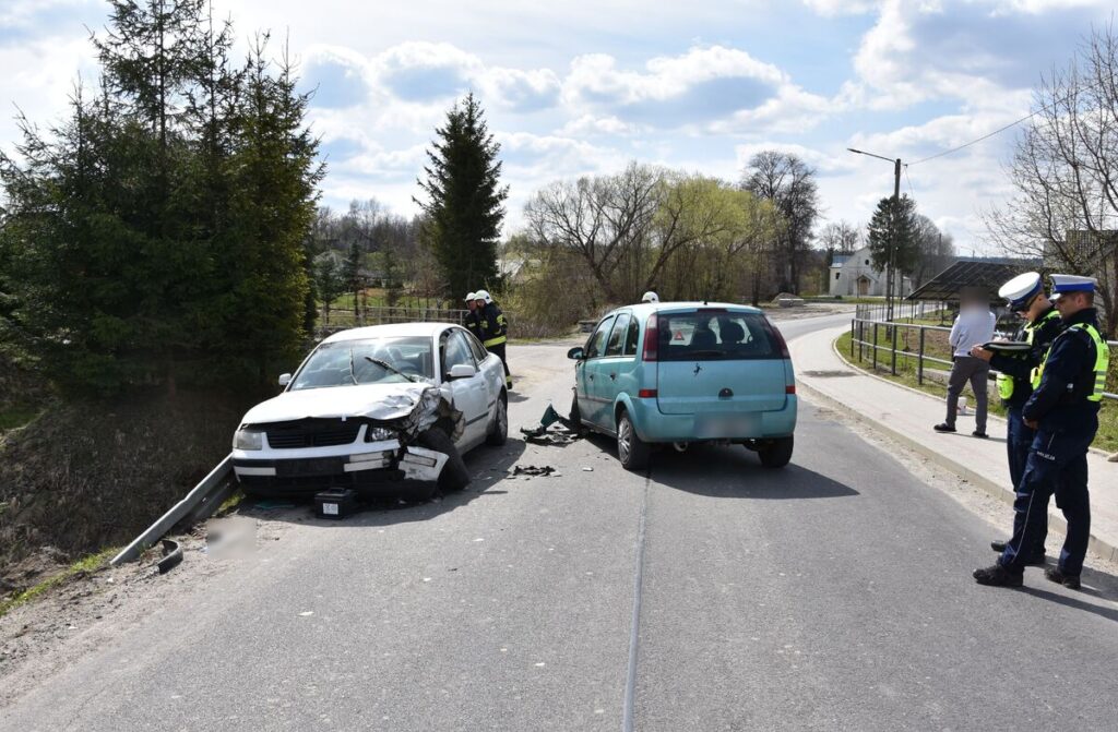 Czołowe zderzenie Opla z Volkswagenem w Kramarzówce