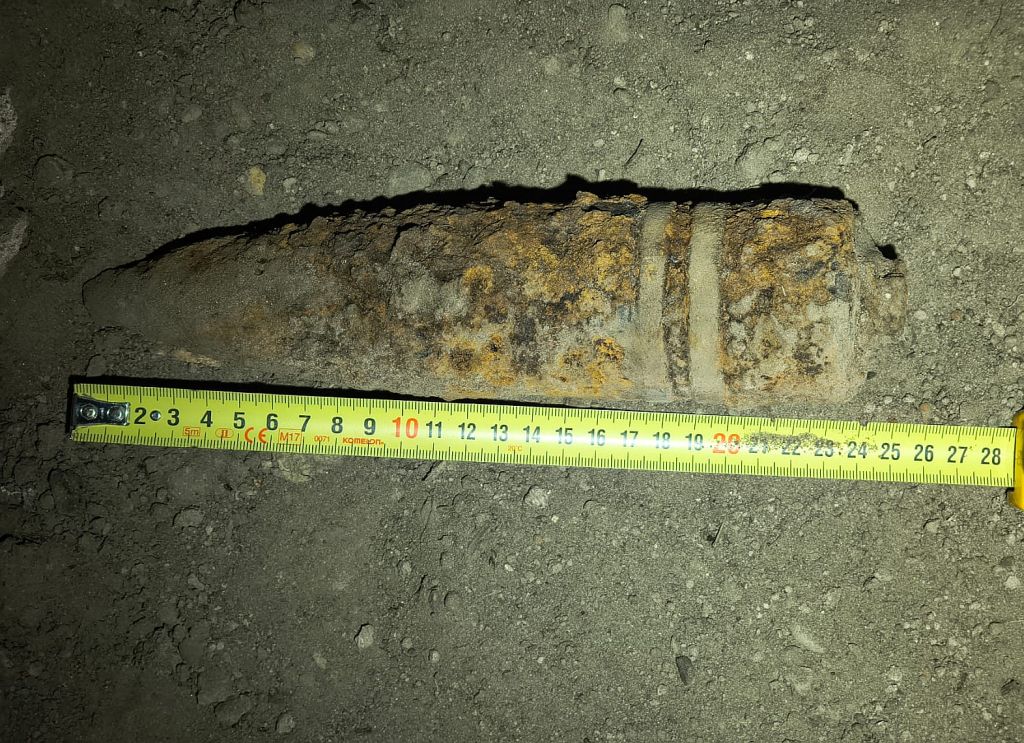 Na terenie piaskowni w Makowisku, mężczyzna wykonujący prace przy wydobywaniu kruszywa, znalazł niewybuch.