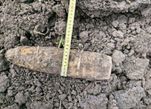 Minikoparką wykopał pocisk odłamkowo-burzący