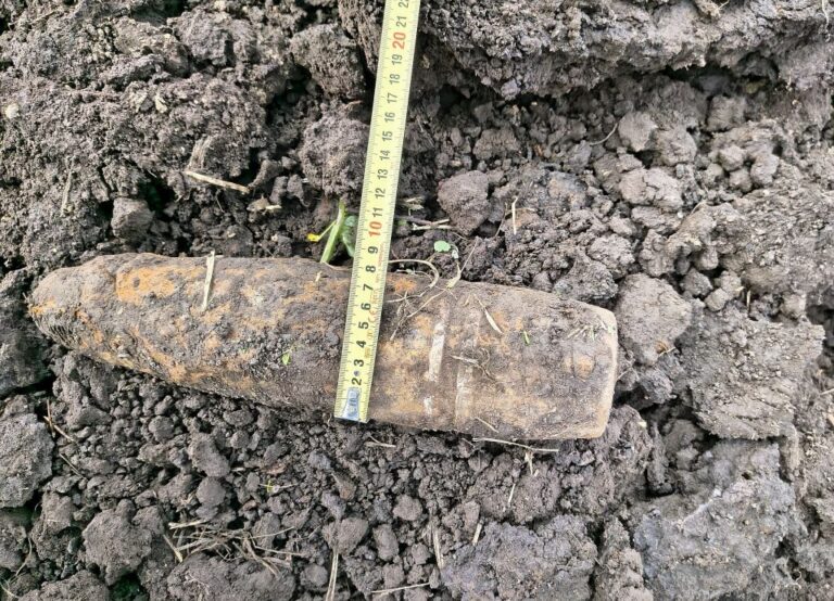 Minikoparką wykopał pocisk odłamkowo-burzący