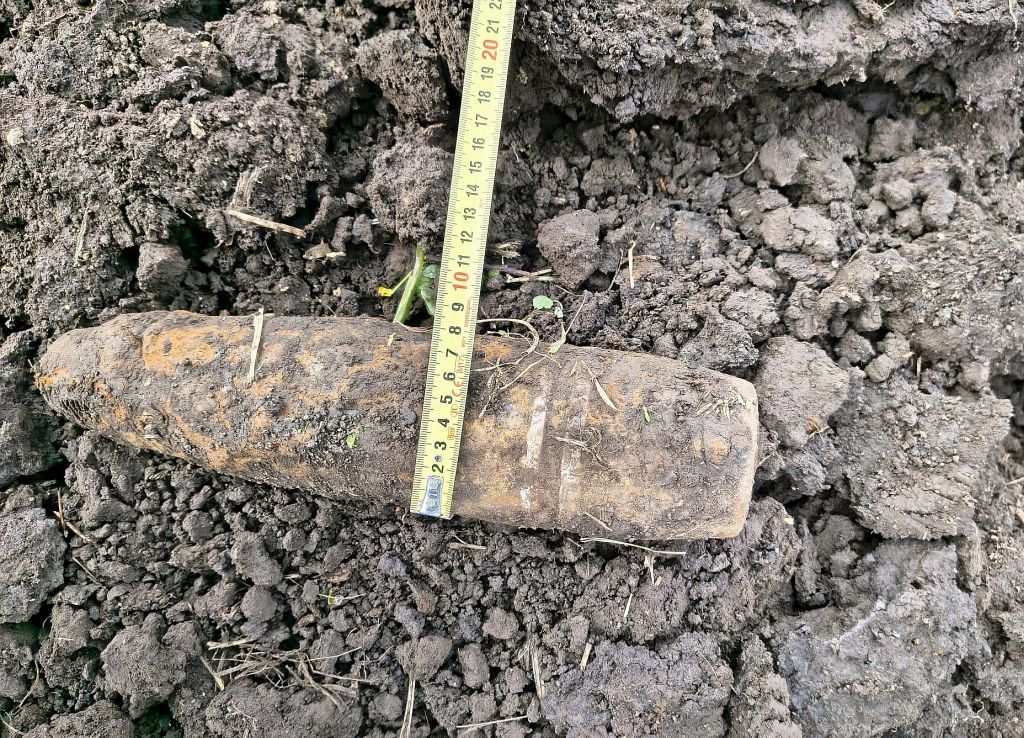 Minikoparką wykopał pocisk odłamkowo-burzący