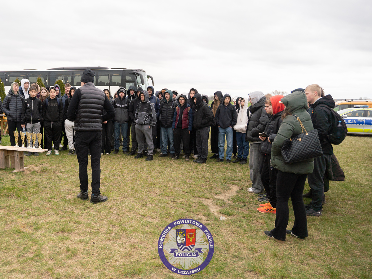 Policjanci Spotkali Się Z Młodzieżą Uczestniczącą W Drużynowej Grze Paintballowej