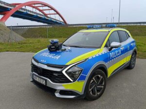 Radiowóz sieniawskich policjantów