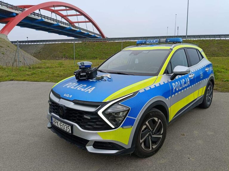 Radiowóz sieniawskich policjantów