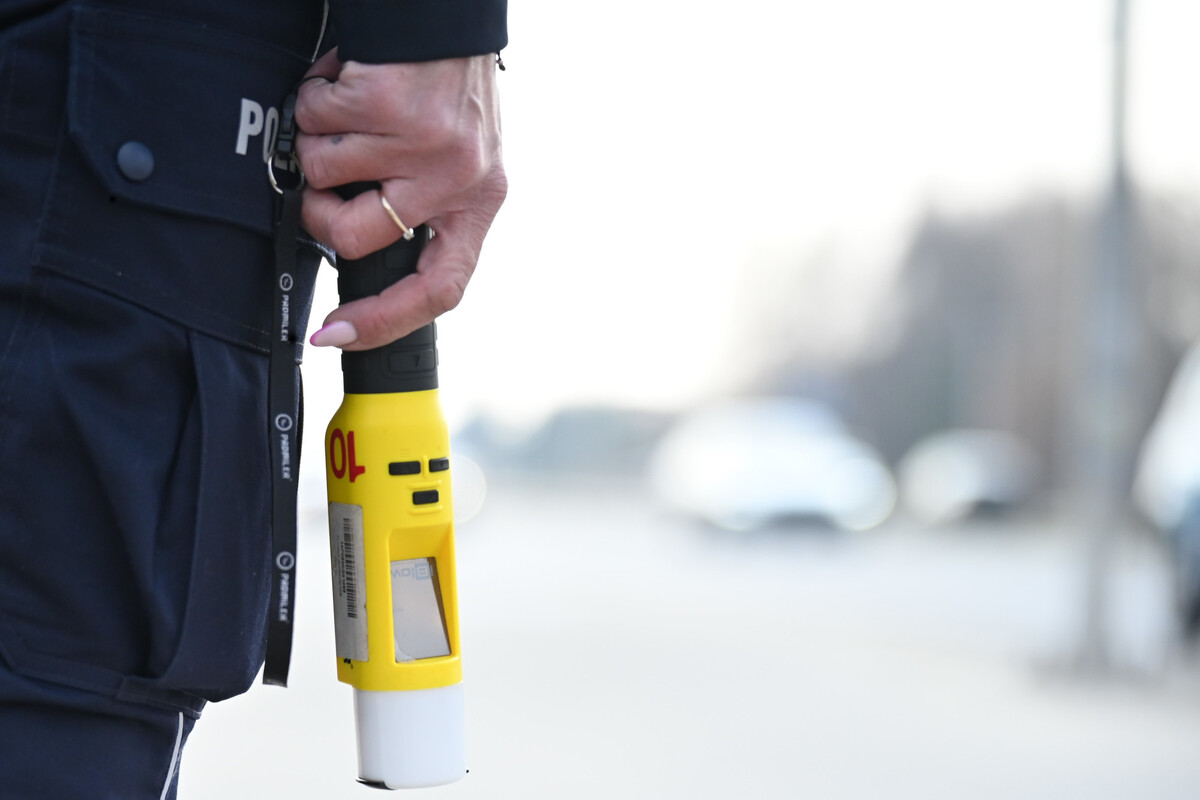 Policjantka Trzymająca Alkomat